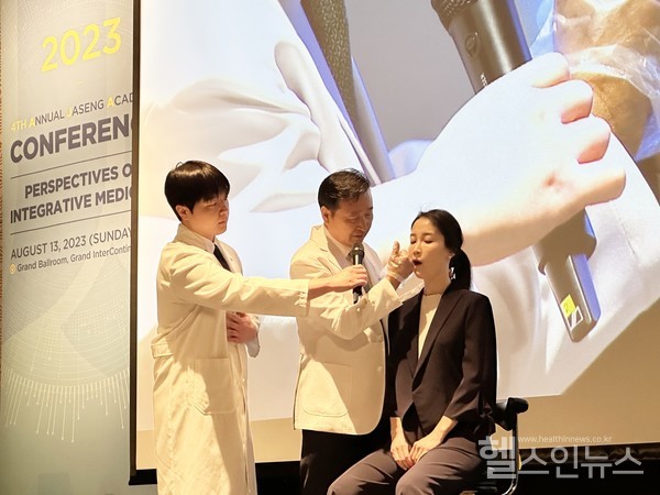 자생한방병원설립자신준식박사(가운데)가2023자생국제학술대회기조강연을통해턱관절장애한의치료법을직접시연하고있다