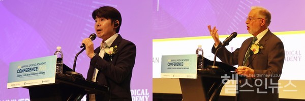 자생한방병원이진호병원장(좌)과미시건오스테오패틱의사협회로렌스프로캅전회장(우)이2023자생국제학술대회의1부연자로나서강연을펼치고있다