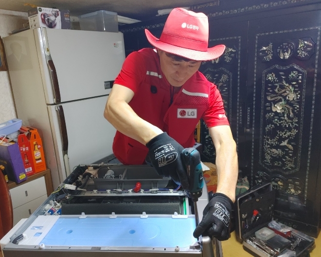 LG전자 서비스 매니저들이 14일 강원도 고성군 거진읍 거진청소년문화의집에 서비스 센터를 마련해 침수된 가전제품 세척, 수리 등 복구 활동에 나섰다. / 사진=LG전자 제공