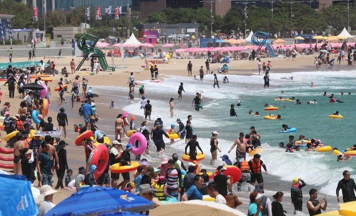 부산지역에 열흘째 폭염경보가 발효 중인 6일 해운대해수욕장을 찾은 피서객들이 물놀이를 즐기고 있다.