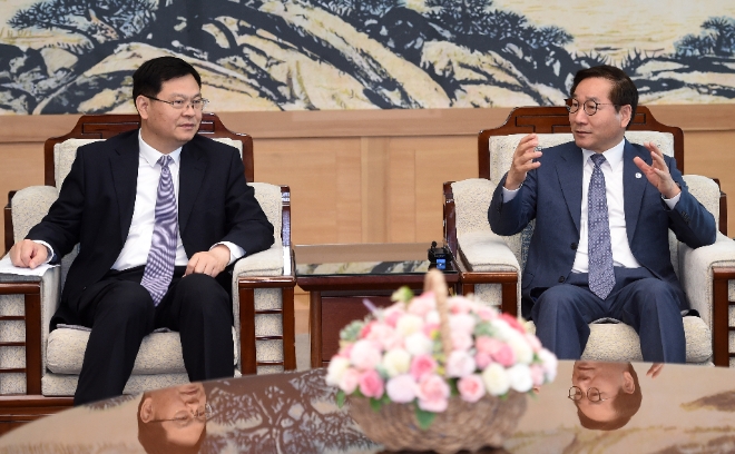 (자료 사진) 지난 4월 칭다오시장 면담하는 유정복 시장(오른쪽) / 사진 = 인천시 제공
