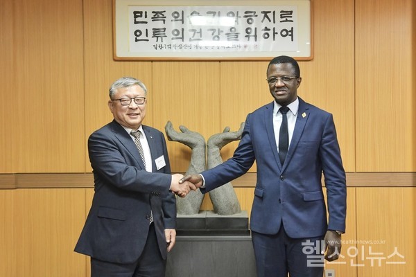 (왼쪽부터)유제만신풍제약대표,말릭디옵세네갈국회제3부의장(신풍제약제공)