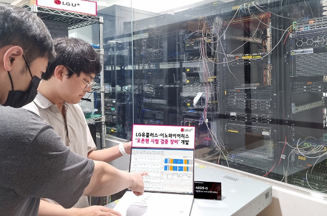 LG유플러스는 국내 통신 장비 제조업체인 ‘이노와이어리스’와 손잡고 오픈랜 테스트 과정 중 연동 오류 발생 시, 이를 빠르게 분석할 수 있는 시험 검증 장비를 개발했다고 16일 밝혔다. 사진은 오픈랜 시험 검증 장비인 ‘AEGIS-O’를 테스트하는 모습. (사진 = LG유플러스 제공)