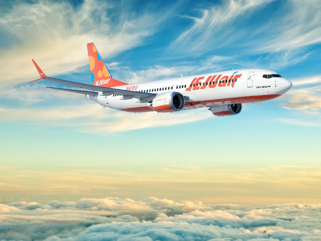 제주항공은 B737-8 차세대 항공기를 도입하며 원가 경쟁력 강화와 지속 가능 성장이라는 두 마리 토끼를 잡겠다고 16일 밝혔다. 사진은 제주항공 항공기의 모습. (사진 = 제주항공 제공)