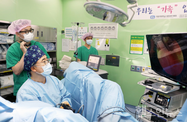 성빈센트병원이승주교수가레즘을통해전립선비대증을치료하고있다.