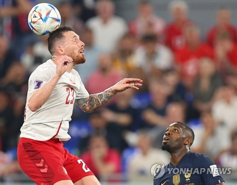 피에르-에밀 호이비에르가 헤딩을 하고 있다.