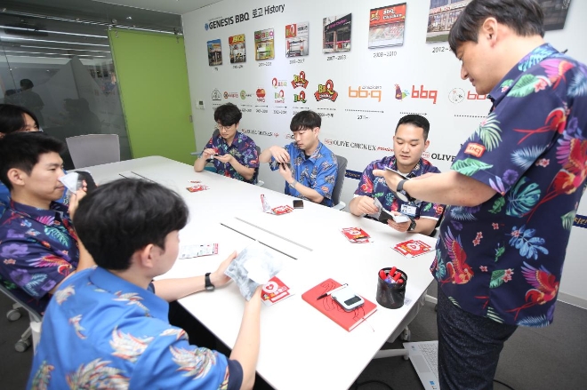 BBQ가 화재시 목숨 지켜줄 ‘생명구조타올’을 전 패밀리에게 무상으로 지급하고 현장에서 비즈니스 매니저(이하 BM, Business Manager)가 안내 할 수 있도록 사용법을 교육하고 있다. / 사진=제너시스BBQ 제공