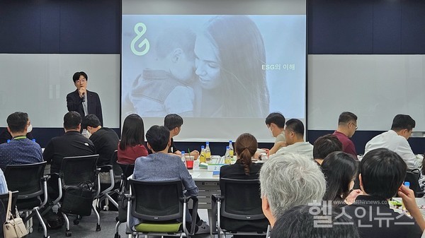 제뉴원사이언스옥광희상무가전사팀장급이상임직원을대상으로지속가능경영에대한교육을진행하고있다.(제뉴원사이언스제공)