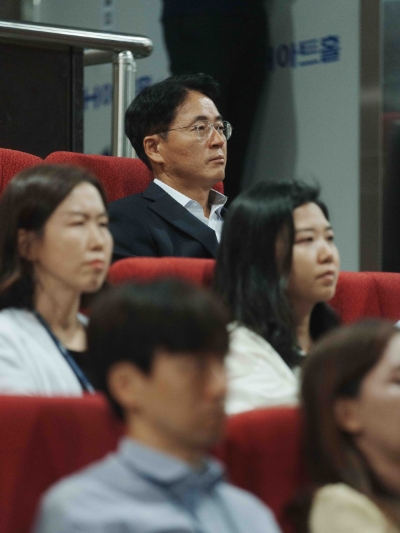 이석용 은행장이 직원들과 함께 강연을 듣고 있다. / 사진=NH농협은행 제공