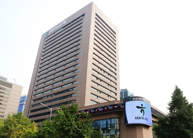 하나은행은 글로벌 3대 신용평가사 중 하나인 무디스(Moody's)로부터 평가 받은 기업 신용등급이 기존 ‘A1’에서 ‘Aa3’로 한 단계 상향됐다고 18일 밝혔다. 사진은 서울 중구 하나은행 본점. (사진 = 하나은행 제공)