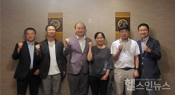 (왼쪽부터)신승윤보험이사,박정원총무이사,구영협회장,이지은구강정책과장,최지웅사무관,차정열적정관리이사