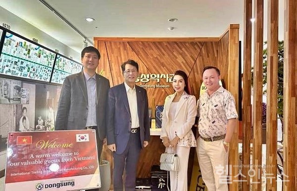 (왼쪽부터)동성제약국제전략실나원균실장,동성제약이양구대표이사,베트남IE컴퍼니공동대표(동성제약제공)