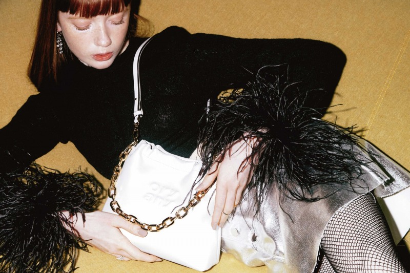 오야니 2023 F/W 컬렉션 공개…‘스크런치 숄더백’ 론칭 행사