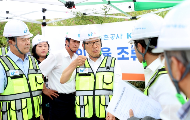 이병호 한국농어촌공사 사장(가운데)은 18일 조류포집 현장 시연회에 참석해 깨끗한 농업용수 관리에 최선을 다해달라고 당부했다. / 사진=한국농어촌공사 제공