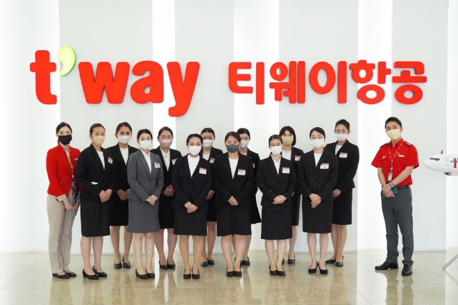티웨이항공은 일본 대학생을 대상으로 객실승무원 체험 프로그램인 ‘크루 클래스’를 진행했다고 18일 밝혔다. 사진은 지난 17일 서울 강서구 티웨이항공 훈련센터에서 승무원 체험과정 ‘크루 클래스’에 참가한 일본 ‘조가쿠인 대학교’ 학생들이 교육 후 기념사진 촬영을 하는 모습. (사진 = 티웨이항공 제공)