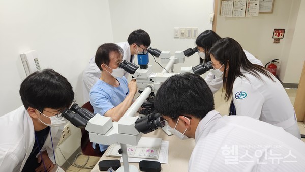 17일대구파티마병원‘청소년의사인턴십프로그램’에참가한청소년들이의료현장을체험하고있다.