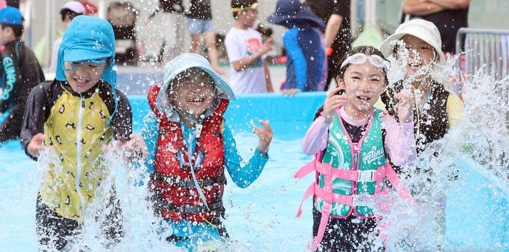 폭염주의보가 발효 중인 지난 16일 부산 남구 용호별빛공원에서 열린 '2023년 남구 물놀이 축제'를 찾은 어린이들이 물놀이를 하고 있는 모습. 