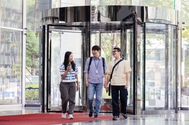 포스코 직원들이 자유로운 복장을 입고 포스코센터로 출근하고 있는 모습. / 사진=포스코 제공