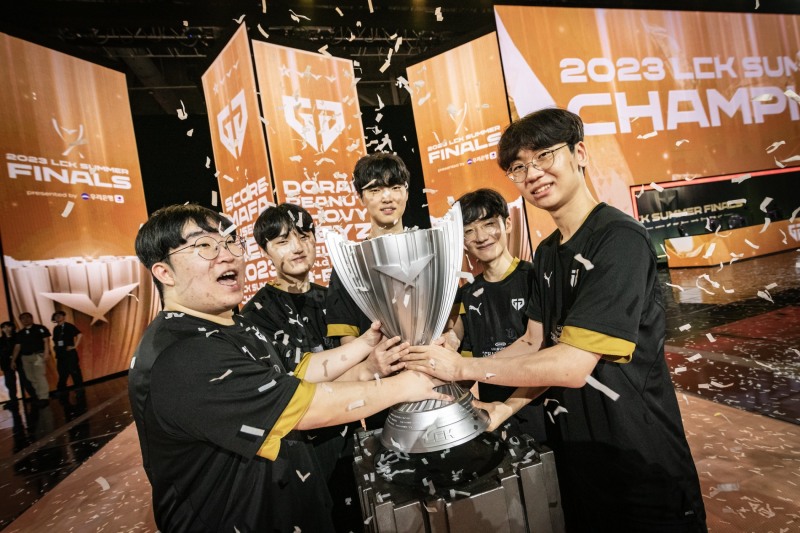 젠지, 팀 창단 최초 3연속 우승 달성...새 시대 열었다