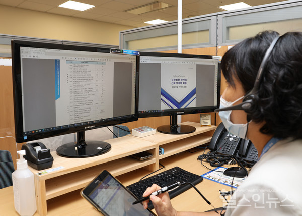 삼성서울병원파트너즈센터에서‘심장혈관핫라인’담당자가중증·응급환자전원요청관련전화업무를하고있다