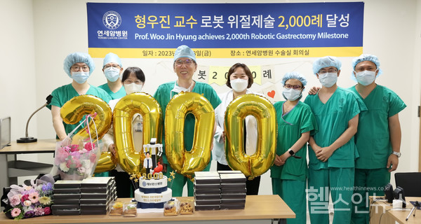 형우진교수(왼쪽에서네번째)가의료진들과함께기념사진촬영을위한포즈를취하고있다.