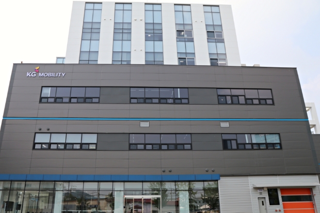 KG 모빌리티가 서울서비스센터(구로동 소재)를 군포시로 이전해 광역서비스센터로 새롭게 개소하고 고객 중심의 차별화된 서비스 제공을 목표로 One Stop Service 시행 등 고객 사후 관리 강화와 서비스 품질 향상에 나섰다. / 사진=KG모빌리티 제공