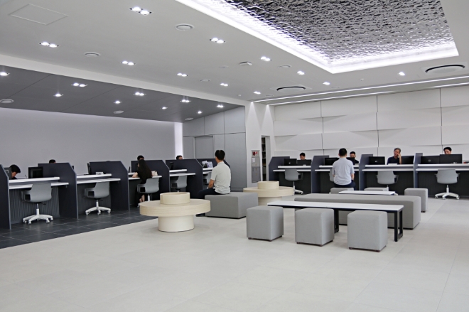 KG 모빌리티가 서울서비스센터(구로동 소재)를 군포시로 이전해 광역서비스센터로 새롭게 개소하고 고객 중심의 차별화된 서비스 제공을 목표로 One Stop Service 시행 등 고객 사후 관리 강화와 서비스 품질 향상에 나섰다. / 사진=KG모빌리티 제공