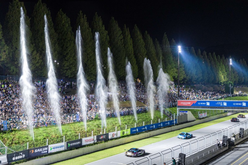 19일 2023 CJ대한통운 슈퍼레이스 5라운드 수도권 첫 나이트 레이스로 열린 슈퍼 6000 클래스 현장.