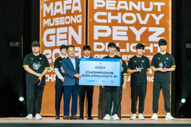 우리은행(은행장 조병규)은 지난 20일 대전 컨벤션센터에서 ‘우리은행과 함께 하는 2023 LCK 서머 결승전’ 우승팀 시상식을 가졌다. 이석태 국내영업부문 부문장이 시상식을 마치고 우승팀과 기념촬영을 하고 있다. / 사진=우리은행 제공