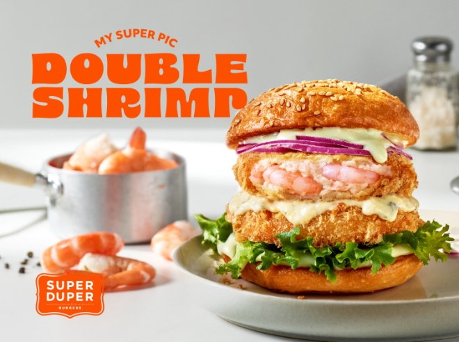 슈퍼두퍼는 새우살 패티를 활용한 ‘더블 쉬림프 버거’와 샐러드 메뉴인 ‘슈퍼샐러드’를 출시한다고 21일 밝혔다. 사진은 슈퍼두퍼 신메뉴 ‘더블 쉬림프 버거’의 모습. (사진 = 슈퍼두퍼 제공)