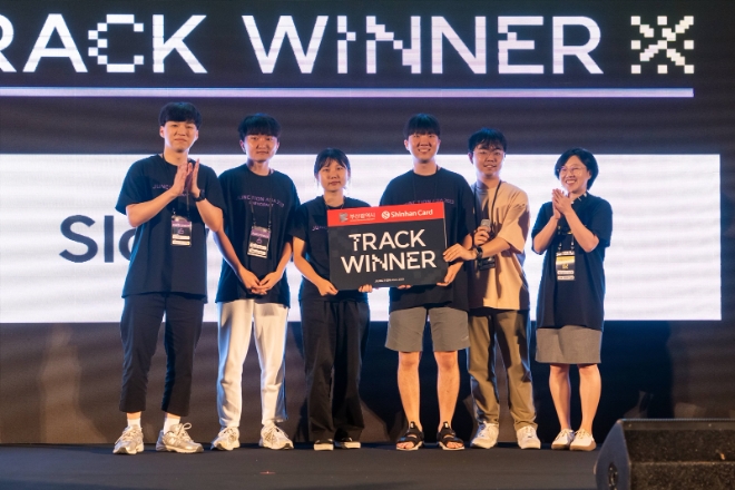 신한카드는 부산시와 함께 유럽 최대 해커톤 '정션(Junction)'의 아시아 대회인 '정션 아시아 2023'을 후원했다고 22일 밝혔다. 'Slow Village'팀이 시니어 주택공유 플랫폼으로 1등을 차지한 가운데, 시상자로 나선 김현선 부산광역시 빅데이터통계과장(맨 우측)과 함께 기념사진을 촬영하고 있다. / 사진=신한카드 제공