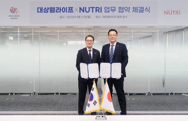 서훈교 대상웰라이프㈜ 대표이사(오른쪽)와 타케마사 에이지 뉴트리 대표이사