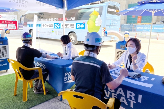 대우건설 올림픽파크포레온 현장 근로자들이 건강상담을 진행하고 있다. / 사진=대우건설 제공