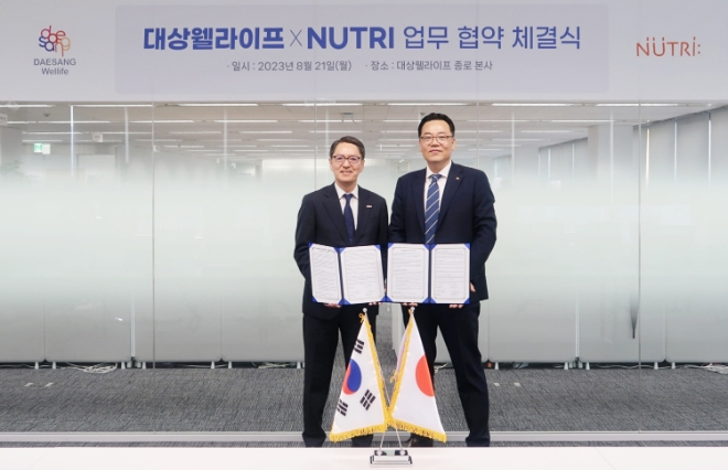 서훈교 대상웰라이프㈜ 대표이사(오른쪽)와 타케마사 에이지 뉴트리 대표이사가 협약 체결 후 기념 촬영하고 있다. / 사진=대상웰라이프㈜ 제공