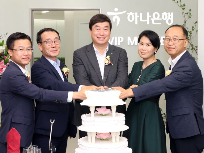 하나은행은 지난 21일 인천 서구 원당동에 ‘하나 맘케어 센터’가 함께 조성된 ‘검단신도시 지점’을 오픈했다고 22일 밝혔다. (사진 = 하나은행 제공)