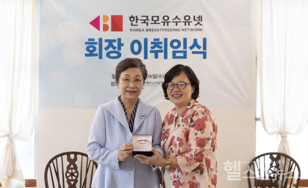 (왼쪽부터)5대조애진회장(육아방송이사장),이대목동병원산부인과김영주교수