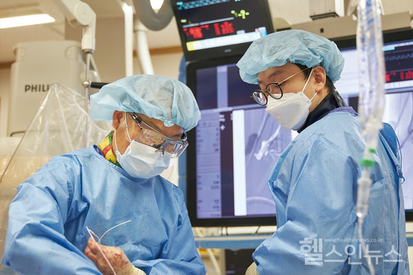 경희대병원영상의학과권세환교수가인터벤션시술을하고있다.