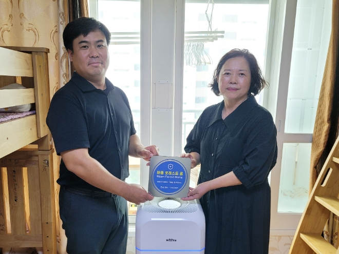 ㈜바움은 ‘바움 포레스트홈 제4호’ 인천 아너클래스 그룹홈에 시공 완료와 함께 기념사진을 촬영하고 있다.