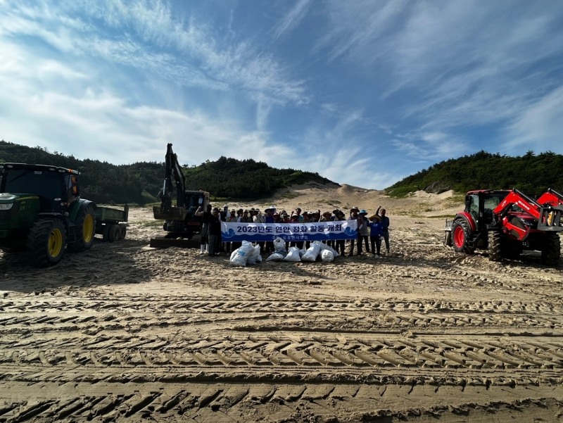 연안 정화 활동 / 사진=신안군 제공