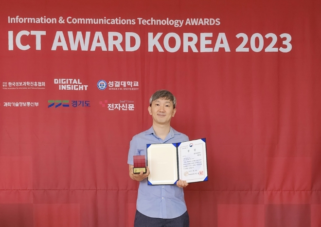 LG유플러스는 클라우드 기반 MSA 기술을 적용한 IPTV 플랫폼이 ‘ICT 어워드 코리아 2023’에서 디지털 인사이트 부문 통합대상인 ‘과학기술정보통신부 장관상’을 수상했다고 22일 밝혔다. 사진은 지난 18일 서초구 더케이호텔서울 컨벤션센터에서 개최한 ‘ICT 어워드 2023’ 시상식에서 오형석 LG유플러스 IPTV MSA전환TF PM이 디지털 인사이트 부문 통합대상인 ‘과학기술정보통신부 장관상’을 수상하고 기념사진을 촬영하고 있는 모습. (사진 = LG유플러스 제공)
