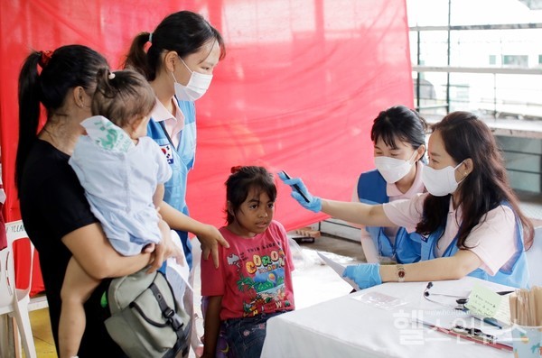 사공협봉사단이파라냐케어린이를진료하고있다.