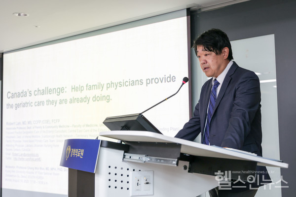 14일경희의료원후마니타스암병원인산세미나실로버트램(RobertLam)교수가강의를진행하고있다.