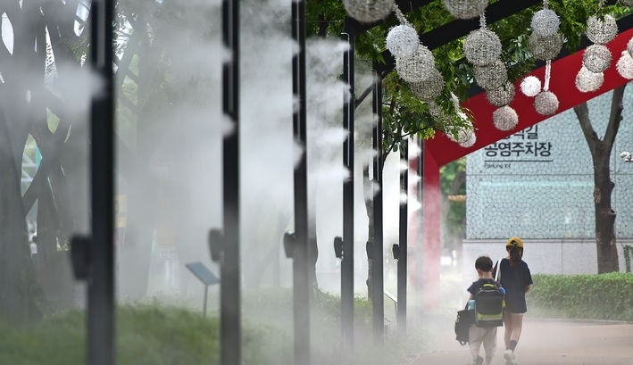 폭염경보가 발표된 21일 오후 대구 중구 김광석 빛 길에 더위를 식혀주는 쿨링포그가 나오고 있다.