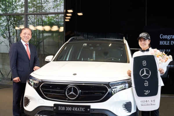 기념촬영을 진행하는 더클래스 효성 김태기 대표(왼쪽)와 안선주 프로