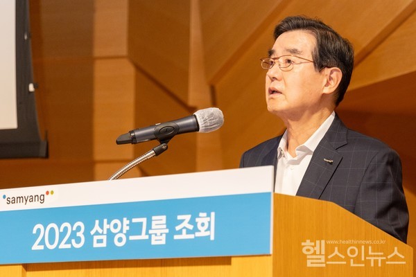 김윤회장이23일판교삼양디스커버리센터에서조회를개최해상반기경영성과와하반기방향에대해직원들에게설명하고있다.(삼양그룹제공)