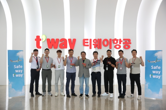 티웨이항공은 신규 노선 취항 및 재운항 등 꾸준히 하늘 길을 확장하는 가운데 새로운 안전 슬로건을 선포하고 전사적인 안전 의식 고취를 위한 안전 캠페인을 실시한다고 23일 밝혔다. 사진은 지난 21일 서울 강서구 티웨이항공 훈련센터에서 (가운데)정홍근 티웨이항공 대표와 운항본부 임직원들이 안전 운항 결의를 다지며 기념촬영을 하는 모습. (사진 = 티웨이항공 제공)