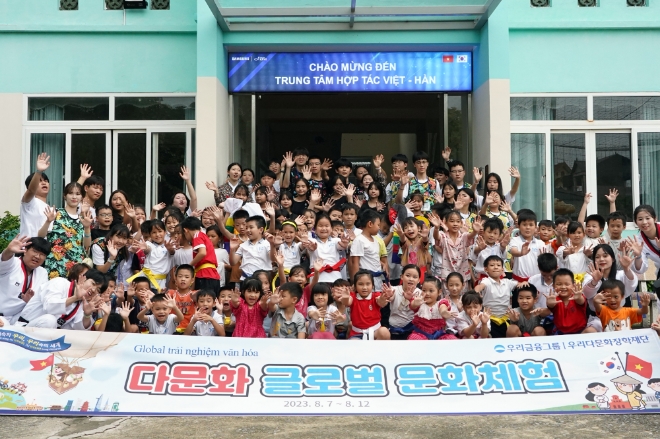 우리금융그룹 우리다문화장학재단은 ‘2023년 다문화자녀 글로벌 문화체험’을 실시했다고 23일 밝혔다. 사진은 박닌희망학교에서 문화교류 및 교육 봉사활동을 마친 체험단 30명과 현지 학생 100여명이 기념촬영을 하고 있는 모습. (사진 = 우리다문화장학재단 제공)