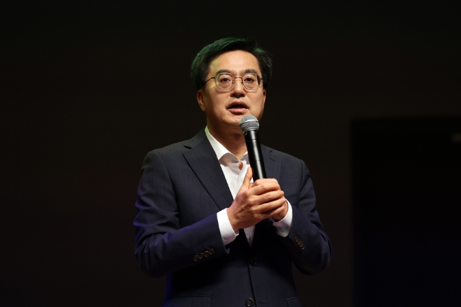 23일 오전 경기도청 대강당에서 열린 중대재해 예방을 위한 책임자 법정의무교육에서 김동연 경기도지사가 인사말을 하고 있다. / 사진=경기도 제공