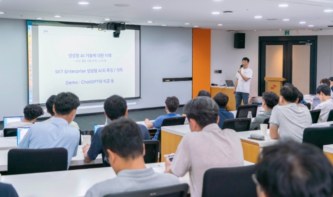 SK텔레콤(SKT)이 기업·공공용 ‘생성형 AI 시장’ 공략을 위한 ‘멀티 LLM’ 전략을 23일 발표했다. 사진은 SKT 기업 및 공공사업 담당 구성원들이 멀티LLM 교육을 받고 있는 모습. (사진 = SKT 제공)