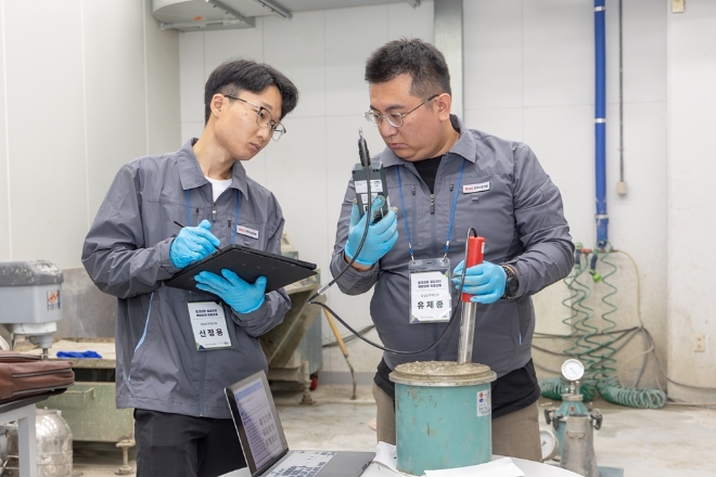 HDC현대산업개발과 KCL이 공동으로 진행하는 2023년도 콘크리트 품질관리 역량강화 특별교육에 참여한 직원들이 품질 관련 실습을 하고 있다. / 사진=HDC현대산업개발 제공